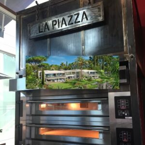 FOUR PROFESSIONNEL DANS UNE PIZZERIA